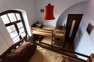 Хостелы Namaste Hostel Тбилиси Кровать в общем 4-местном номере для мужчин и женщин-1