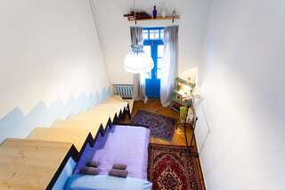 Хостелы Namaste Hostel Тбилиси Четырехместный номер с общей ванной комнатой-8