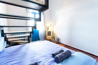 Хостелы Namaste Hostel Тбилиси Четырехместный номер с общей ванной комнатой-17