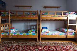 Хостелы Namaste Hostel Тбилиси Односпальная кровать в общем номере для мужчин и женщин-5