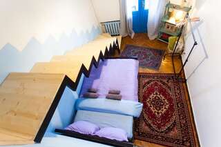 Хостелы Namaste Hostel Тбилиси Четырехместный номер с общей ванной комнатой-1