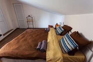 Хостелы Namaste Hostel Тбилиси Двухместный номер с 1 кроватью и террасой-1